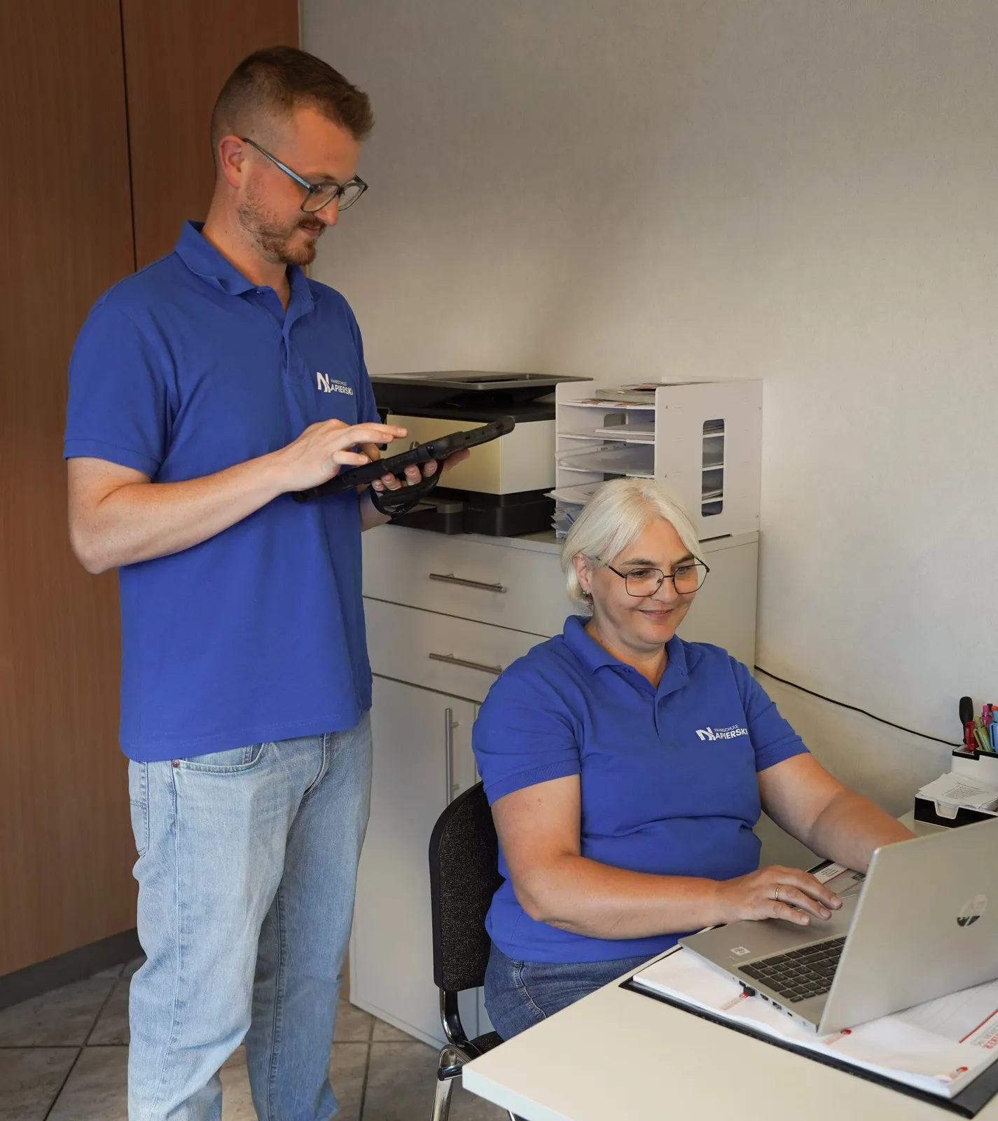 Aaron Napierski und Beate Napierski im Büro der Fahrschule