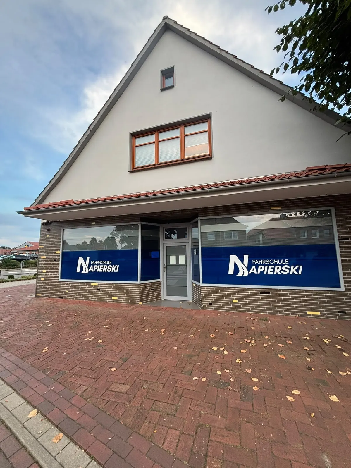 Fahrschule Napierski in Essen: Gebäude mit Logo auf den Schaufenstern