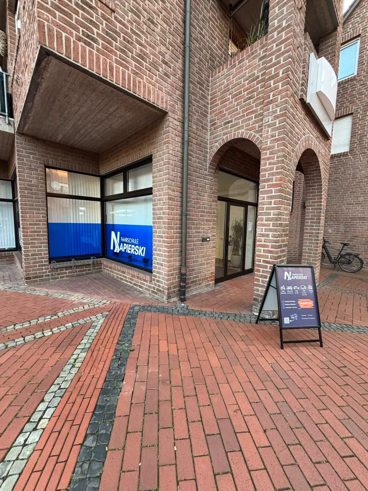 Symbolbild: Ortschaft mit Brücke am Fluss
